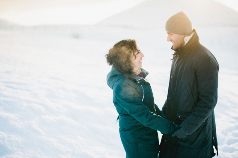 Parfotografering i Gamla Uppsala. Vinterljus, nysnö och solnedgång.